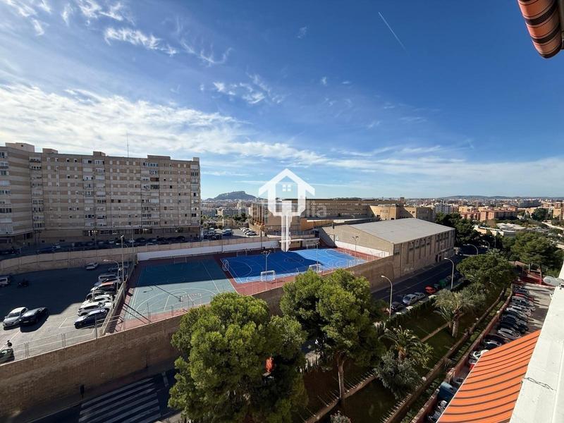 Foto e45cadc2-72d2-49e5-a7d4-567d00839bee. Piso  en venta en ciudad elegida, 3 habitaciones, piscina, garaje y vistas al mar en Alicante