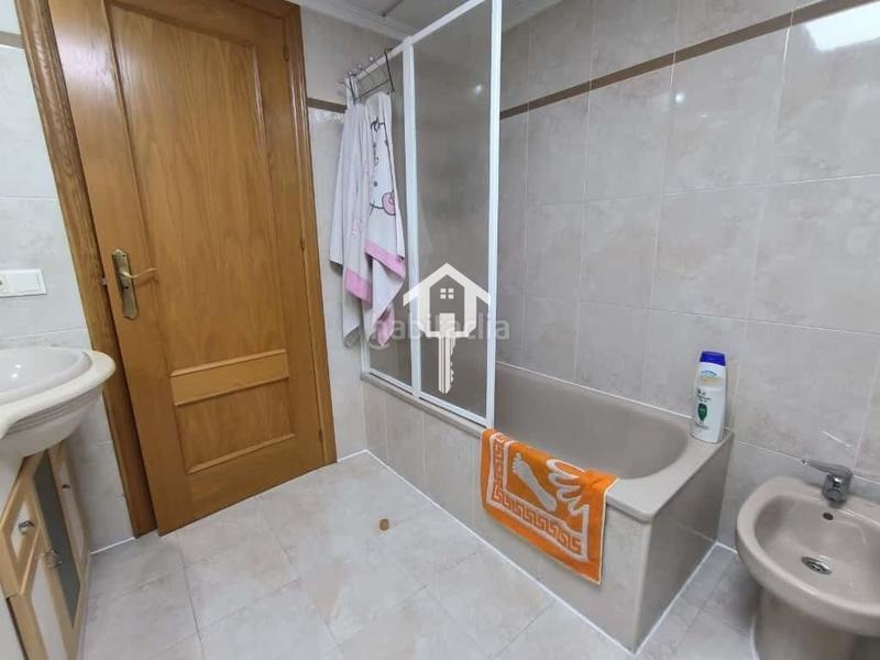 Foto f9d7ae9e-2227-41b7-bdf2-229ec43674b6. Semi detached house with heating parking in Centro Sant Vicent del Raspeig