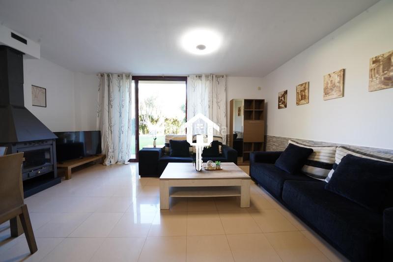 Foto 0a6b5718-6379-4f61-b878-01571e59365e. Casa adossada amb aparcament piscina a Pueblo Acantilado-Lanuza Campello (el)