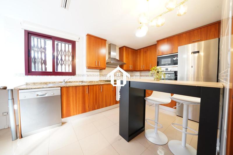 Foto 1011608d-a226-437e-b78a-096d90f41204. Casa adossada amb aparcament piscina a Pueblo Acantilado-Lanuza Campello (el)