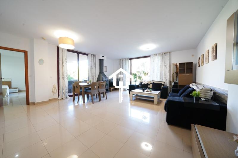 Foto 1fefacaa-1ebd-471a-87de-7deaf9c34c57. Casa adossada amb aparcament piscina a Pueblo Acantilado-Lanuza Campello (el)