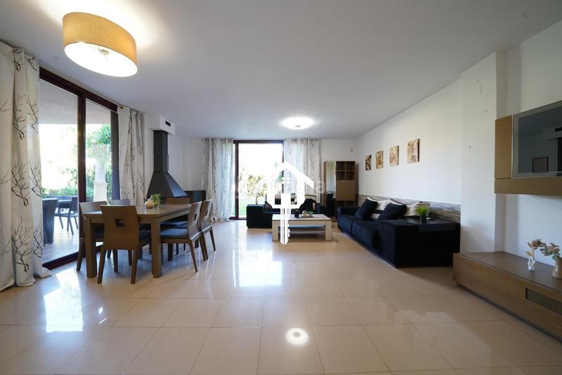 Foto 39b340f0-efe1-4fe2-bc4f-11ffeb2ce3b1. Casa adossada amb aparcament piscina a Pueblo Acantilado-Lanuza Campello (el)