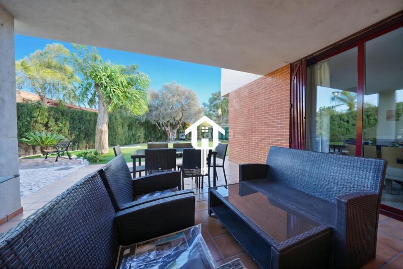 Foto 3ad4b8c6-8160-44e2-843e-c40bfc50a14c. Casa adossada amb aparcament piscina a Pueblo Acantilado-Lanuza Campello (el)