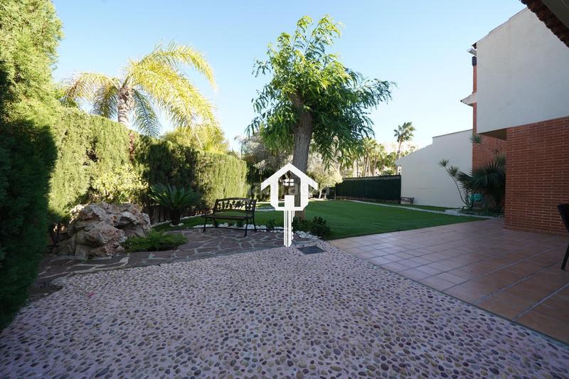 Foto 3e7b7ff3-e847-45de-b989-f623cb2f77e2. Casa adossada amb aparcament piscina a Pueblo Acantilado-Lanuza Campello (el)