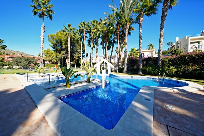 Foto 59fa649f-7564-46d0-b3c4-9402fa980ecb. Casa adossada amb aparcament piscina a Pueblo Acantilado-Lanuza Campello (el)