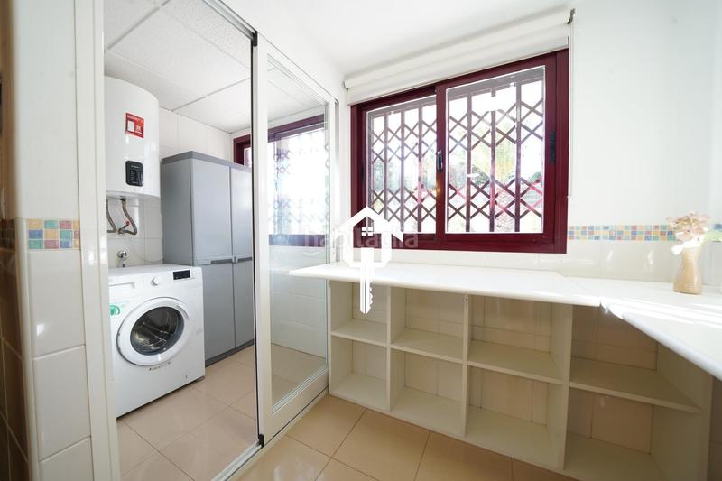 Foto 5ea9bfe9-f80d-4a8d-af08-0e9e4579ecb5. Casa adossada amb aparcament piscina a Pueblo Acantilado-Lanuza Campello (el)