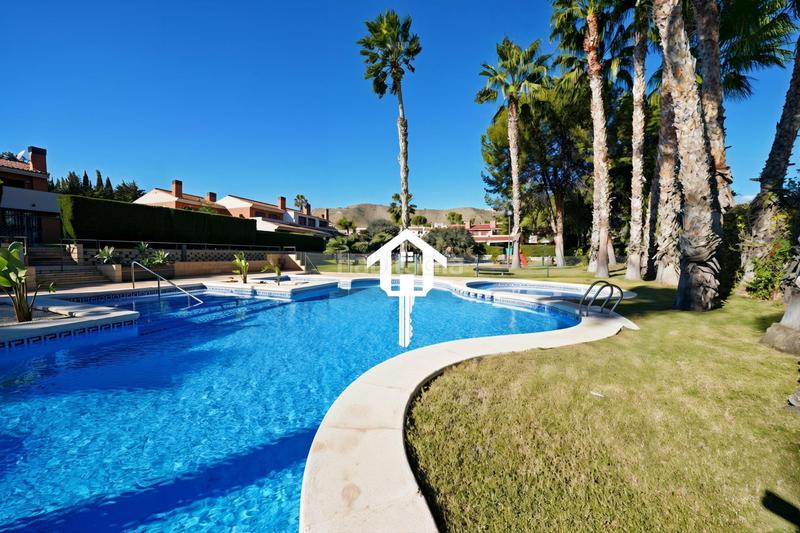 Foto 5fafa2fd-2dee-4333-8332-5a39b21aad9a. Casa adossada amb aparcament piscina a Pueblo Acantilado-Lanuza Campello (el)