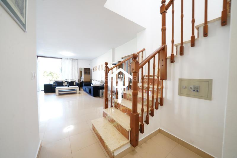 Foto 888b2424-b0a0-4832-bad5-a357213e56a6. Casa adossada amb aparcament piscina a Pueblo Acantilado-Lanuza Campello (el)