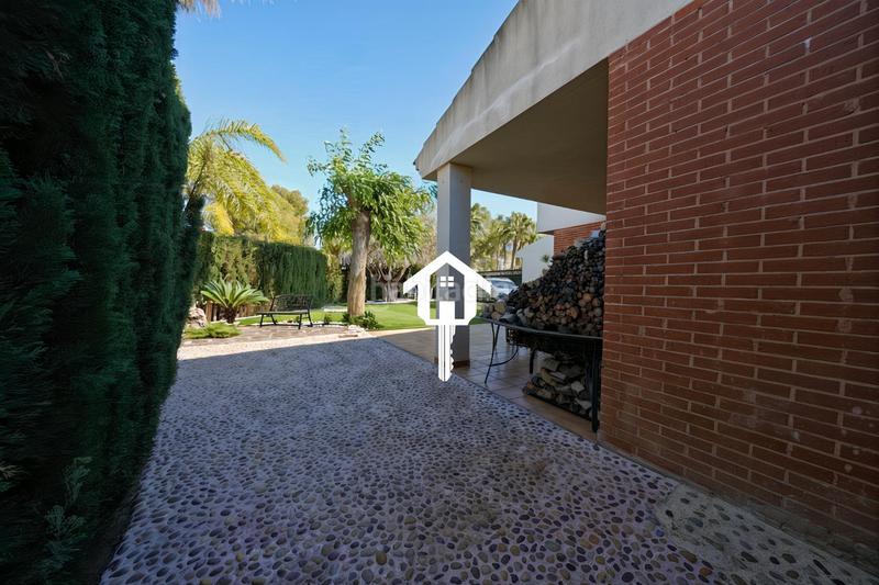 Foto 930d1008-b8b5-41c4-887d-b54b6a9f4dd7. Casa adossada amb aparcament piscina a Pueblo Acantilado-Lanuza Campello (el)