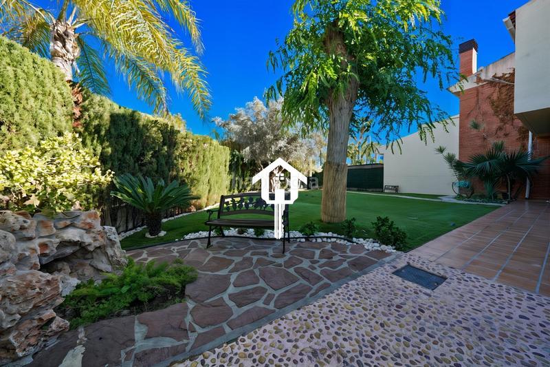 Foto a9b7f655-a801-4f0c-b5c7-17255ba7894f. Casa adossada amb aparcament piscina a Pueblo Acantilado-Lanuza Campello (el)