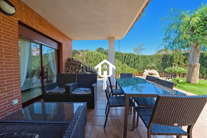 Foto ad89d22f-e4ac-411b-b718-35c9bd152b59. Casa adossada amb aparcament piscina a Pueblo Acantilado-Lanuza Campello (el)