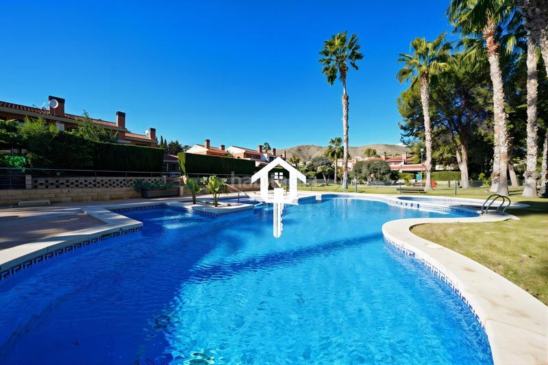 Foto da8435d9-a501-4f4d-9696-c5848a2c3506. Casa adossada amb aparcament piscina a Pueblo Acantilado-Lanuza Campello (el)