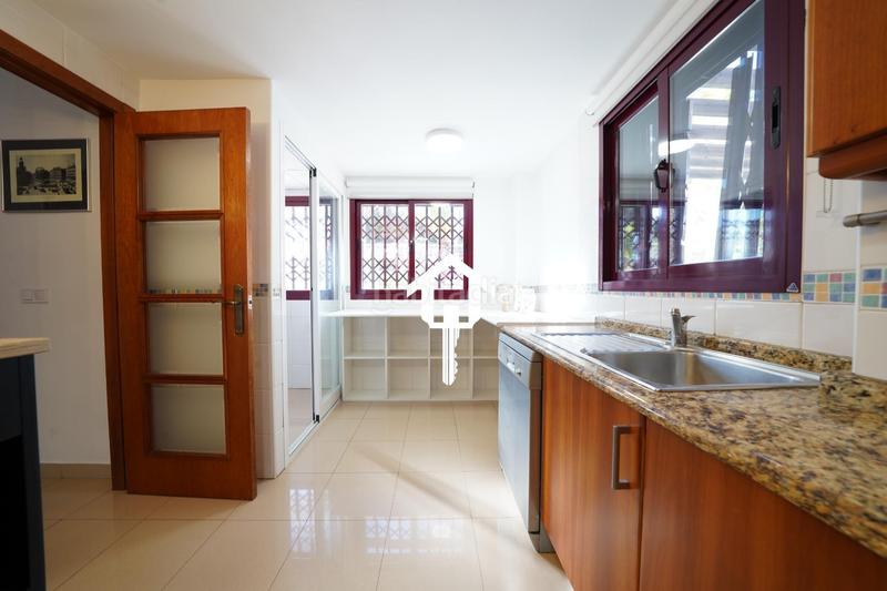 Foto fc18bd37-e529-43af-bb53-09ad4a50bccd. Casa adossada amb aparcament piscina a Pueblo Acantilado-Lanuza Campello (el)