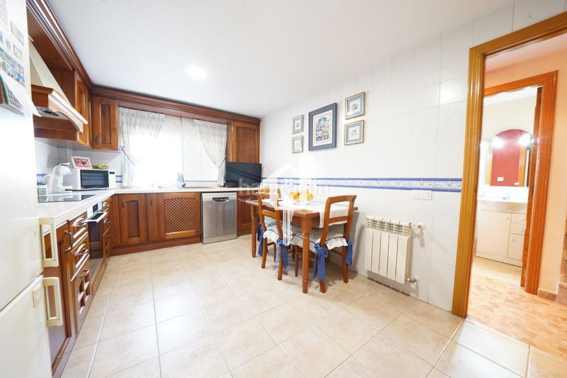 Foto 69a1282b-dcca-4e75-bf15-b649a7aeb679. Casa adossada amb calefacció aparcament piscina a Alicante