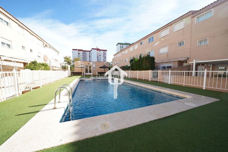 Foto ec849d46-dc47-408b-ace9-a5a7424606b3. Casa adossada amb calefacció aparcament piscina a Alicante