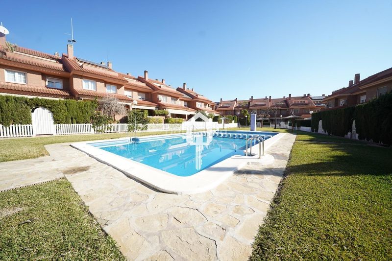 Foto 236d6fbc-71ab-47a9-aba6-f036c48d7365. Casa adossada amb aparcament piscina a Divina Pastora Alicante