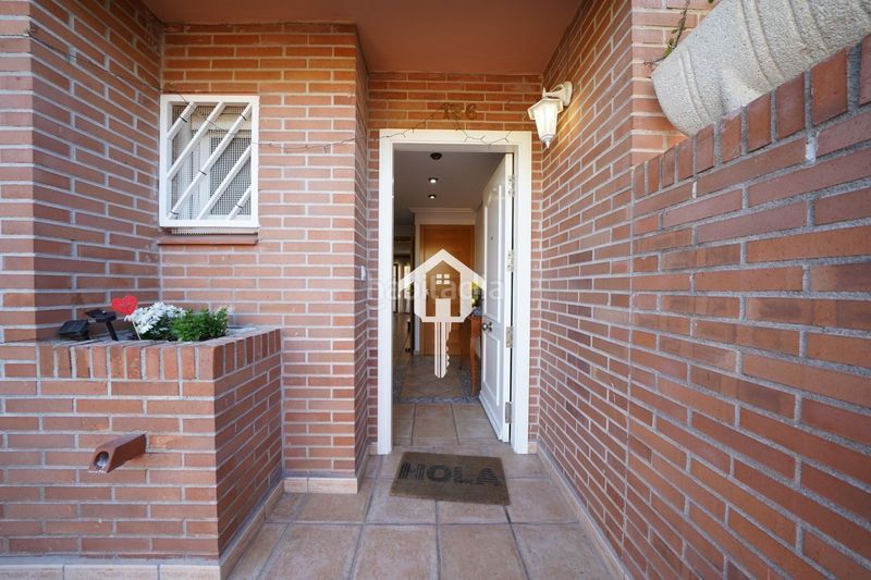 Foto 4355549d-cf6f-4925-9df9-94bd011b559b. Casa adossada amb aparcament piscina a Divina Pastora Alicante