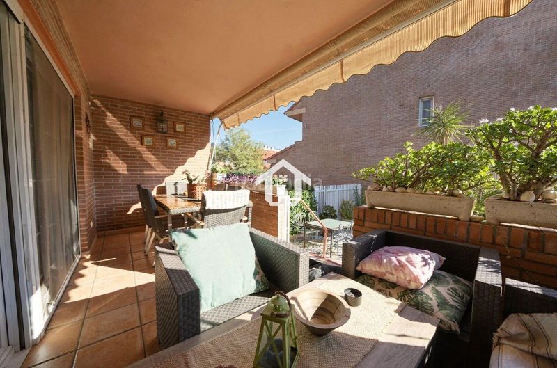 Foto 72e8819c-5f68-4743-8e13-d49f0b629e3b. Casa adossada amb aparcament piscina a Divina Pastora Alicante