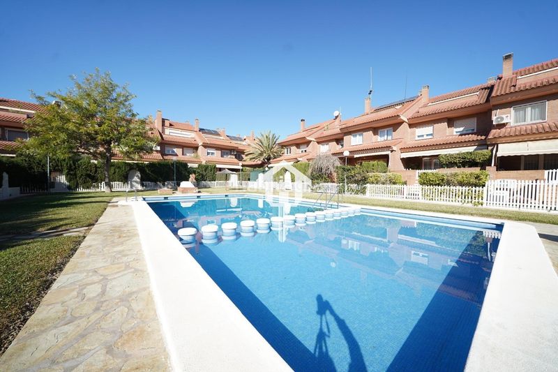 Foto 732706e5-c18d-4199-a33c-52621665171b. Casa adossada amb aparcament piscina a Divina Pastora Alicante