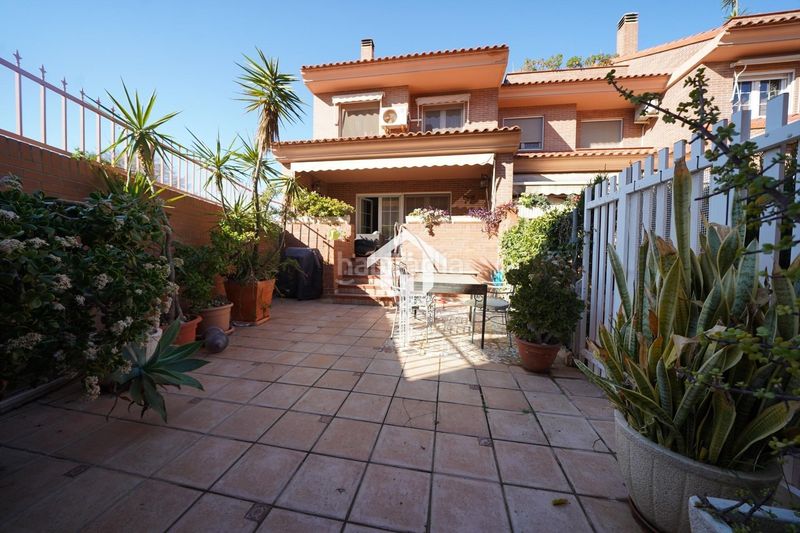 Foto 863561b6-8569-4556-8903-64fc68ff7f20. Casa adossada amb aparcament piscina a Divina Pastora Alicante