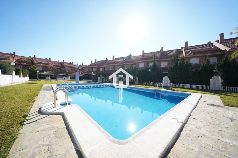 Foto 8a1d62fd-9b27-460c-9c0e-adfe180fc51d. Casa adossada amb aparcament piscina a Divina Pastora Alicante