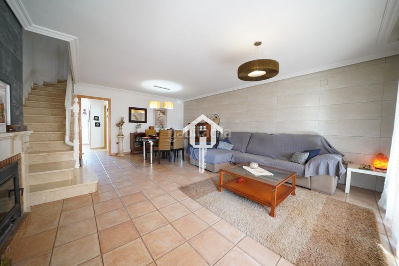 Foto 96702d77-b115-4808-8786-4da835af78f0. Casa adossada amb aparcament piscina a Divina Pastora Alicante