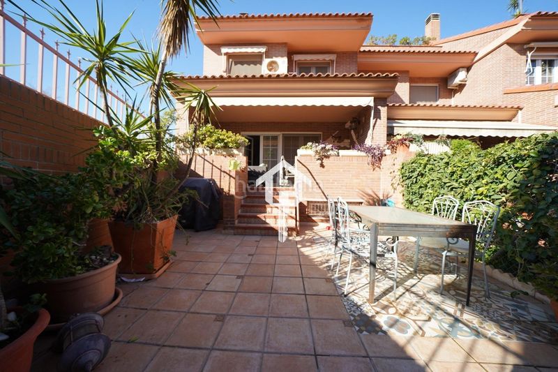 Foto b332c2bf-4021-4367-a983-12dcec99fb12. Casa adossada amb aparcament piscina a Divina Pastora Alicante