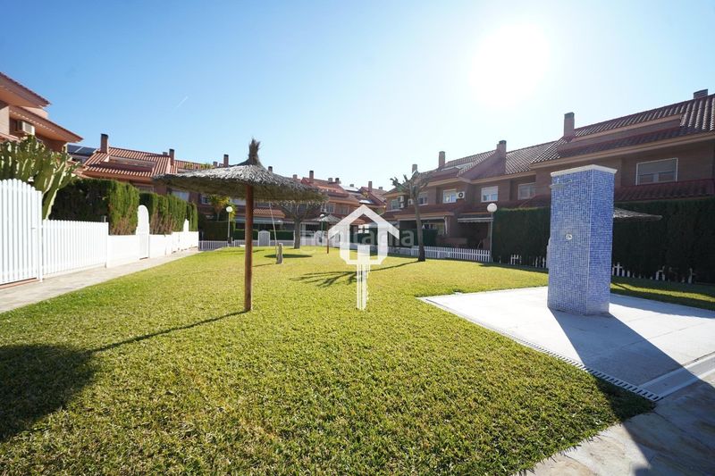 Foto bb3d318a-c9f2-4ac1-8622-099f9982ef6c. Casa adossada amb aparcament piscina a Divina Pastora Alicante