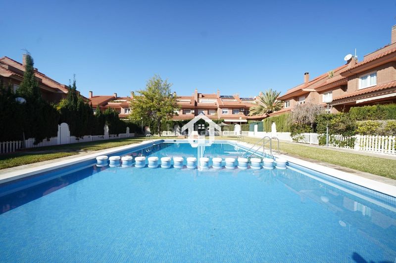 Foto c27e1a4e-6e2e-44c2-9e73-92356972721f. Casa adossada amb aparcament piscina a Divina Pastora Alicante