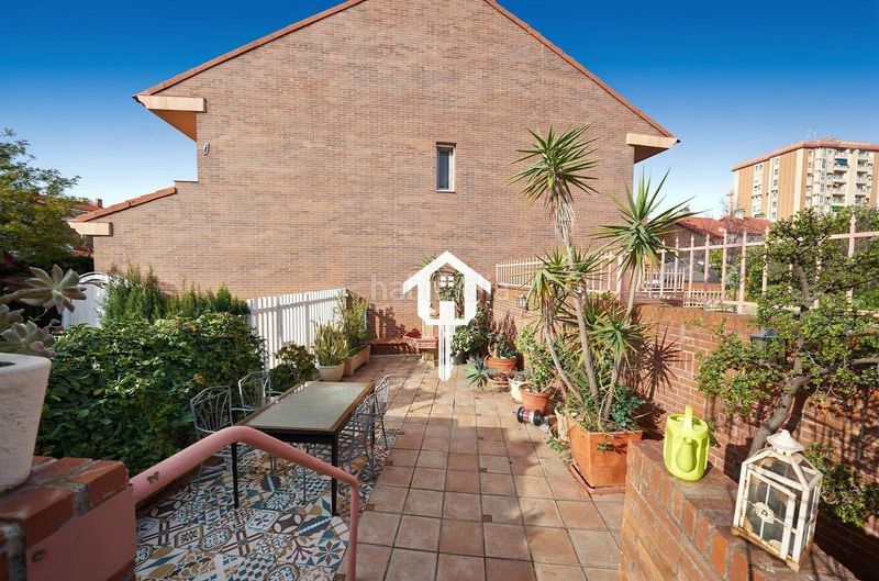 Foto c834d3ea-7f02-4457-a3e3-d2dc37c53b5e. Casa adossada amb aparcament piscina a Divina Pastora Alicante