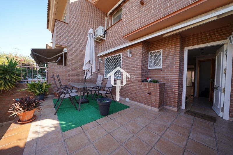 Foto ce6d6563-2556-4608-b7d7-01b07d2bc7f8. Casa adossada amb aparcament piscina a Divina Pastora Alicante