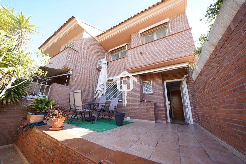 Foto d6fae946-2548-498d-b059-a157333bca84. Casa adossada amb aparcament piscina a Divina Pastora Alicante