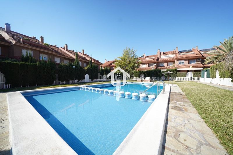 Foto e9685b2c-726b-4a54-840f-81719642d2ea. Casa adossada amb aparcament piscina a Divina Pastora Alicante