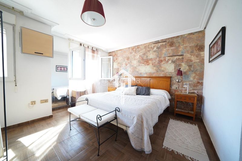 Foto ec63ba30-d7ad-46e5-b913-9be082abd7d1. Casa adossada amb aparcament piscina a Divina Pastora Alicante