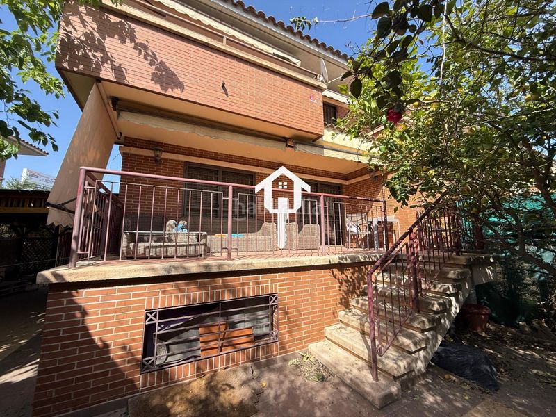 Foto fac1bf32-b141-4e01-bd91-f5fef0505281. Casa adossada amb aparcament piscina a Almajada-Ravel Mutxamel