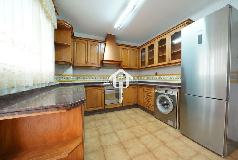 Foto 8f957d3b-621f-4dd5-9f0d-4d6351620b94. Casa adossada amb aparcament a Santo Domingo Alicante