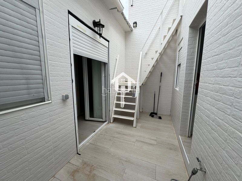 Foto b4d95ed9-b6dd-422f-8069-4555a88ab59a. Casa adossada a Divina Pastora Alicante