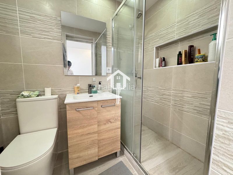 Foto c3eb1cbd-4ad0-43f5-b1fb-9d2b7f3f2b55. Casa adossada a Divina Pastora Alicante