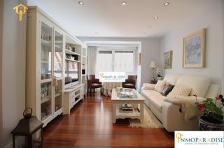 Appartement à Barrio del Centro. Piso reformado 104 m con 2 dormitorios, ascensor y balcón en el