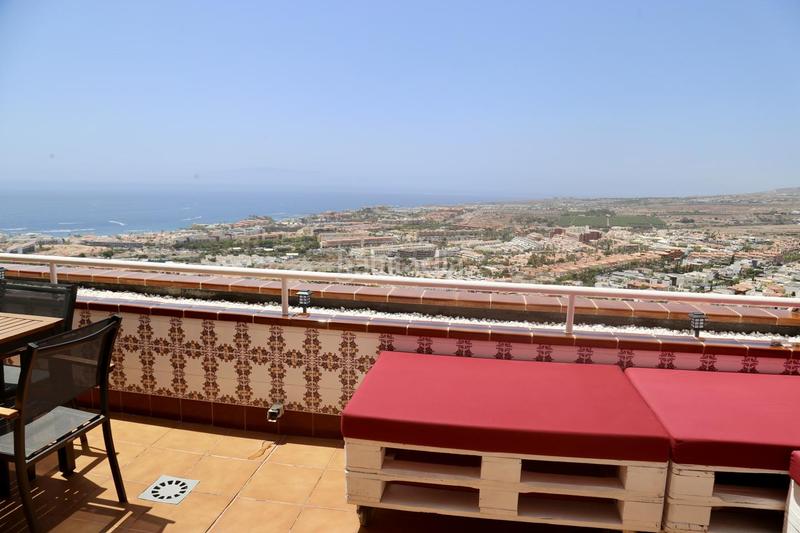 Foto b329393d-2f05-45a0-9bc1-fb41830c703b. Alquiler ático piso en costa con hermosas vistas en Adeje