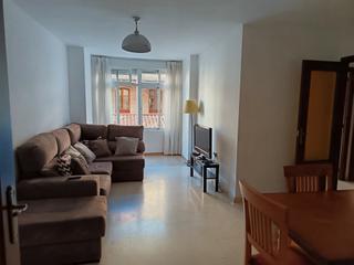 Miete Etagenwohnung in Calle agustina de aragón 15. Piso céntrico amueblado, tres dormitorios.