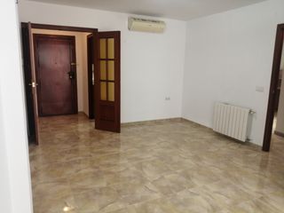 Rent Flat  Calle sos del rey católico. Piso reformado, calefacción instalada, aire acondicionado.