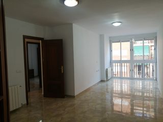 Rent Flat  Calle sos del rey católico. Piso de tres dormitorios reformado, con calefacción y aire acond
