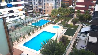 Location Appartement à Barrio de Zaidín. Piso en urb. con piscina, calefacción central, trastero y amplia