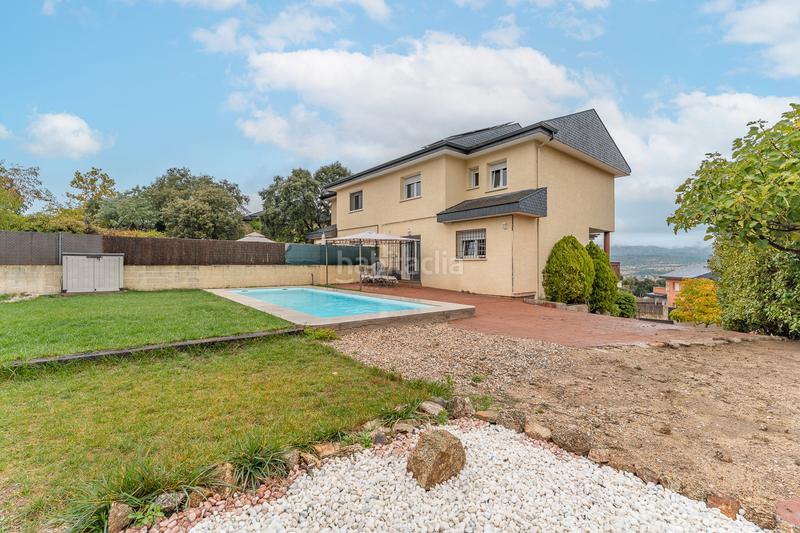 Foto 4ab34333-c66d-4934-a5e0-8d299e38384d. Casa aparellada amb xemeneia calefacció aparcament piscina a Galapagar