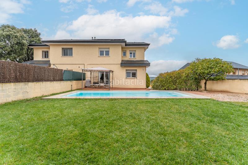 Foto 629f9ac6-d5bc-48af-9f13-020d25d23289. Casa aparellada amb xemeneia calefacció aparcament piscina a Galapagar