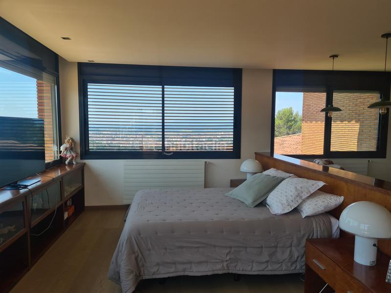 Foto 3efbbab0-be56-4556-be34-d39496a651ec. Xalet amb xemeneia calefacció aparcament piscina a Girona