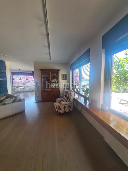 Foto f8778cca-1c9b-41ab-9bb8-a3c016b6902d. Xalet amb xemeneia calefacció aparcament piscina a Girona