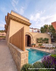Casa aparellada  Carrer sant magi. Casa para reforma integral en carme � proyecto ideal para segund