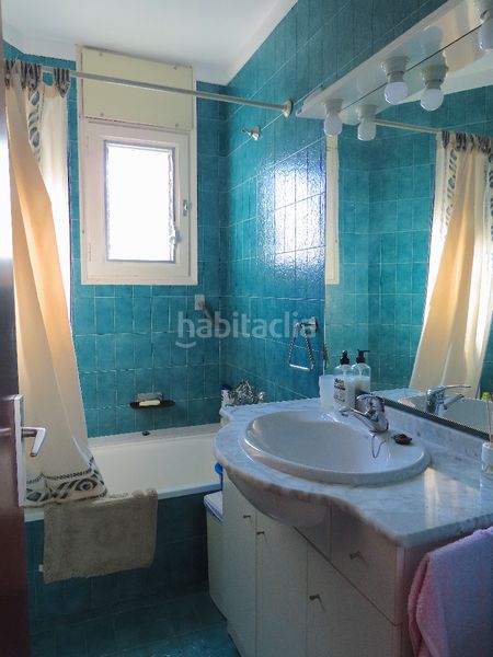 Foto 133f26e1-9fc6-4109-aedd-0e6ebf1b4fb2. Pis amb xemeneia aparcament a Requesens Empuriabrava